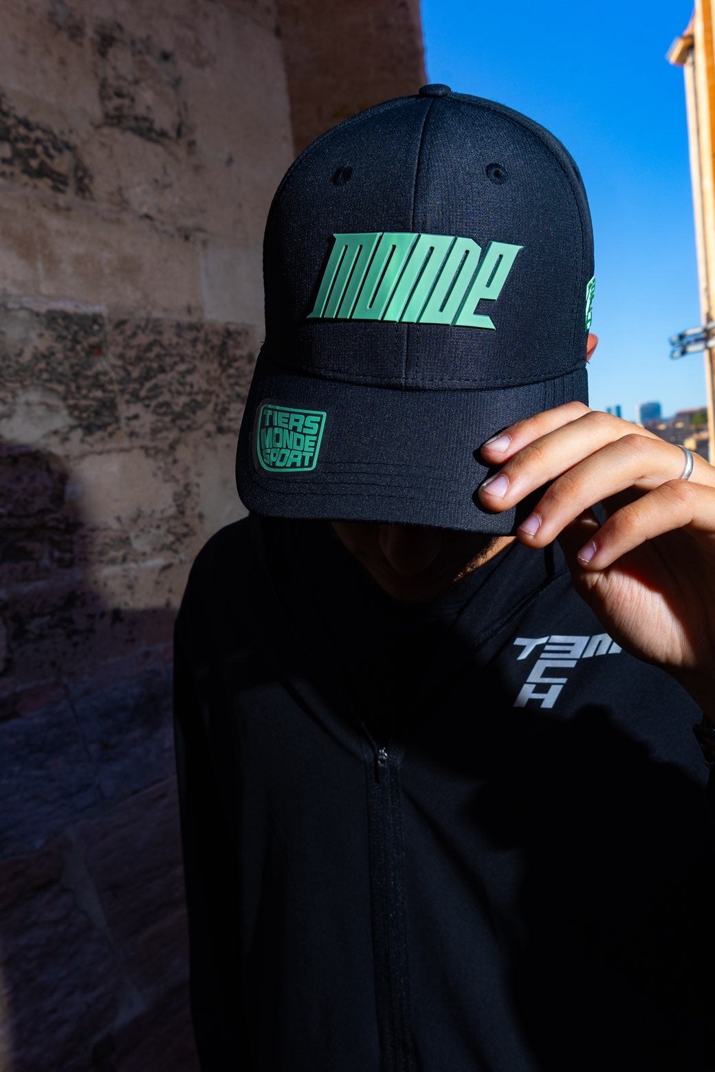 CASQUETTES « MONDE » COLORÉES